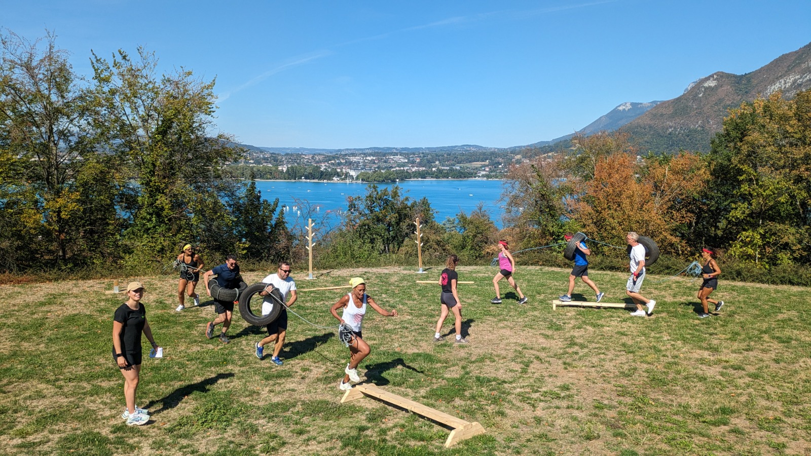 Équipe en plein défi lors d'un Taka Lanta à Genève