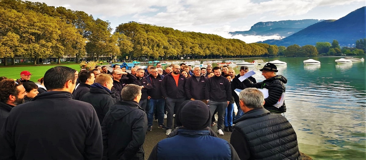 Équipe lors d'un rallye dans la vieille ville de Genève
